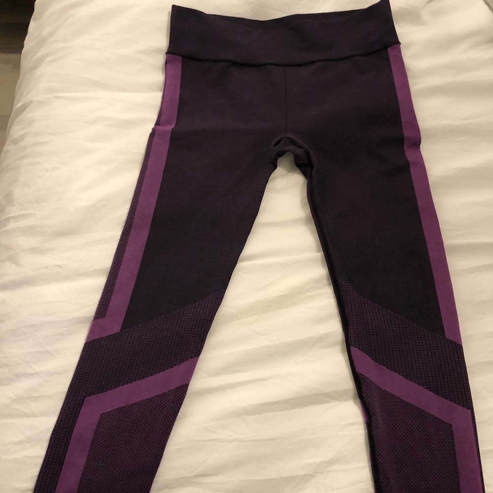Women’s seamless Under Armor cropped heat gear leggings